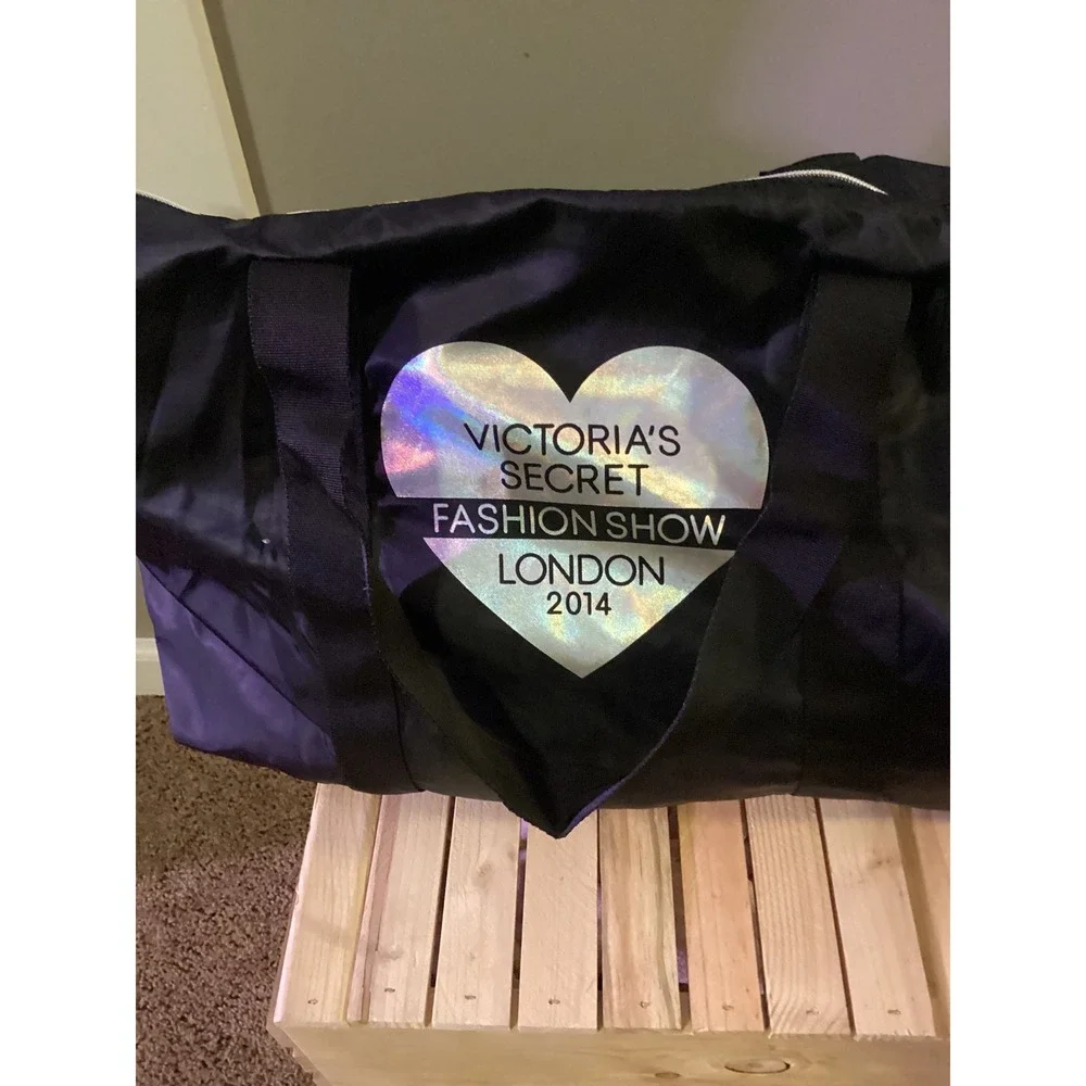 Victoria's Secret Fashion Show London 2014 Black‎ Heart Logo Duffle Bag - Picture 2 of 4